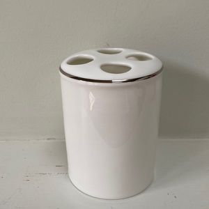 Porcelain toothbrush holder